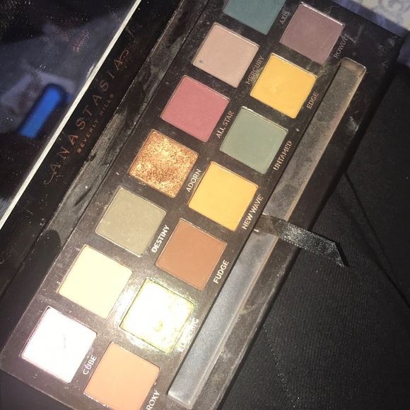 Eyeshadow - Picture 2 of 2